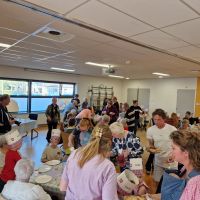 Pannenkoeken eten met elkaar